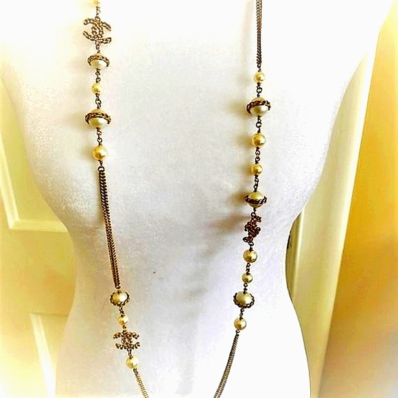 CHANEL Jewelry - Gold Tone CC Logo Curb Link Statement Double Strand Pearl necklace